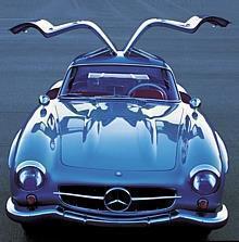 Im englischsprachigen Raum bekommt der 300 SL wegen seiner wunderschön ausgebreiteten Flügeltüren den Beinamen Gullwing. 